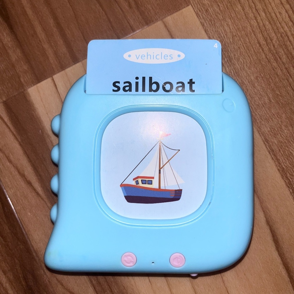 Educational vocabulary learning device with speaker